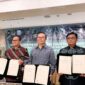 Direktur HSE Harita Nickel, Tonny Gultom (tengah, ketiga dari kanan), Berfoto bersama setelah pendatanganan Perjanjian Kerja Sama (PKS) dengan Kementerian Koordinator Bidang Kemaritiman dan Investasi (Kemenko Marves) di Hotel Borobudur Jakarta. 
