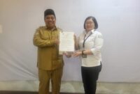 Kepala Disnakertrans Malut, Marwan Polisiri dan Deputi Direksi Kedeputian Wilayah X BPJS Kesehatan, Octovianus Ramba.