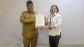 Kepala Disnakertrans Malut, Marwan Polisiri dan Deputi Direksi Kedeputian Wilayah X BPJS Kesehatan, Octovianus Ramba.