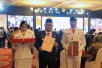 Pj Gubernur saat menerima duplikat bendera pusaka. 