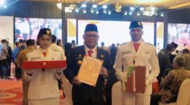 Pj Gubernur saat menerima duplikat bendera pusaka. 