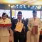 Pj Gubernur saat menerima duplikat bendera pusaka. 