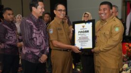 Pj Sekda Malut, Abubakar Abdullah menyerahkan piagam penghargaan kepada Kepala Disnakertrans Malut, Marwan Polosiri. 