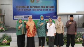 Foto bersama dalam kegiatan peningkatan SDM DP3A. 