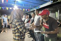 Fahria Fabanyo saat menyerahkan hadiah ke peserta lomba.