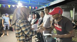 Fahria Fabanyo saat menyerahkan hadiah ke peserta lomba.