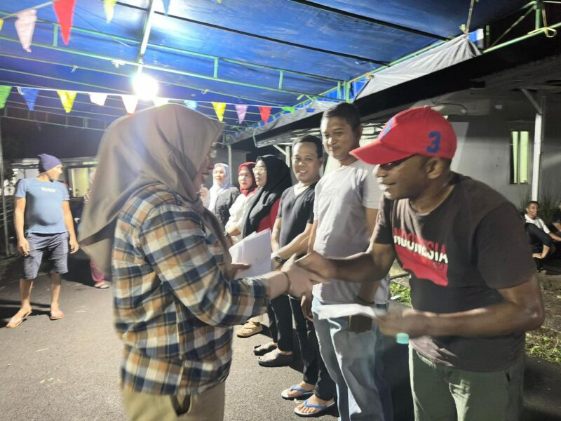 Fahria Fabanyo saat menyerahkan hadiah ke peserta lomba.