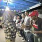 Fahria Fabanyo saat menyerahkan hadiah ke peserta lomba.