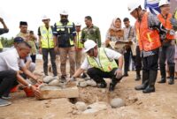 Pj Gubernur saat peletakan batu pertama pembangunan Kantor Bahasa Provinsi Maluku Utara. 