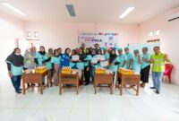  Ibu-ibu kelompok dampingan Harita Nickel di Desa Kawasi antusias mengikuti pelatihan pengolahan produk turunan buah pala hingga siap kemas untuk dipasarkan. 