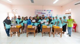  Ibu-ibu kelompok dampingan Harita Nickel di Desa Kawasi antusias mengikuti pelatihan pengolahan produk turunan buah pala hingga siap kemas untuk dipasarkan. 