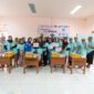  Ibu-ibu kelompok dampingan Harita Nickel di Desa Kawasi antusias mengikuti pelatihan pengolahan produk turunan buah pala hingga siap kemas untuk dipasarkan. 