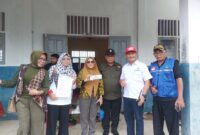 KORMI Malut saat menyerahkan bantuan. 