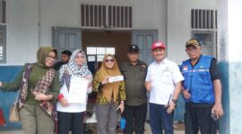 KORMI Malut saat menyerahkan bantuan. 