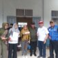 KORMI Malut saat menyerahkan bantuan. 