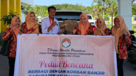 Kadisperkim Malut dan DWP berbagi dengan korban banjir di Halteng