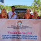 Kadisperkim Malut dan DWP berbagi dengan korban banjir di Halteng