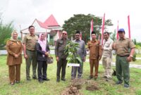 Penanaman pohon oleh Pj Sekda Malut didampingi Pimpinan DPRD, Pimpinan OPD dan BPDAS Ake Malamo