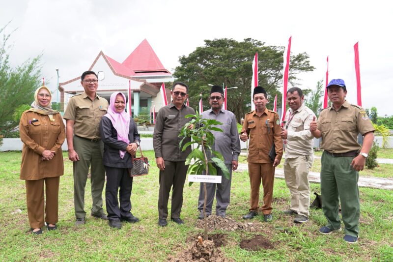 Penanaman pohon oleh Pj Sekda Malut didampingi Pimpinan DPRD, Pimpinan OPD dan BPDAS Ake Malamo