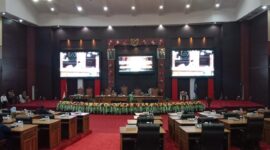 Terlihat banyak kursi anggota DPRD Malut kosong karena tidak hadir dalam rapat Paripurna, Selasa 13 Agustus 2024.
