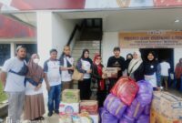 Pengurus BPD KKSS/IWSS Tidore Kepulauan saat menyerahkan bantuan kepada korban banjir di Kelurahan Rua Kota Ternate.