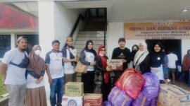 Pengurus BPD KKSS/IWSS Tidore Kepulauan saat menyerahkan bantuan kepada korban banjir di Kelurahan Rua Kota Ternate.