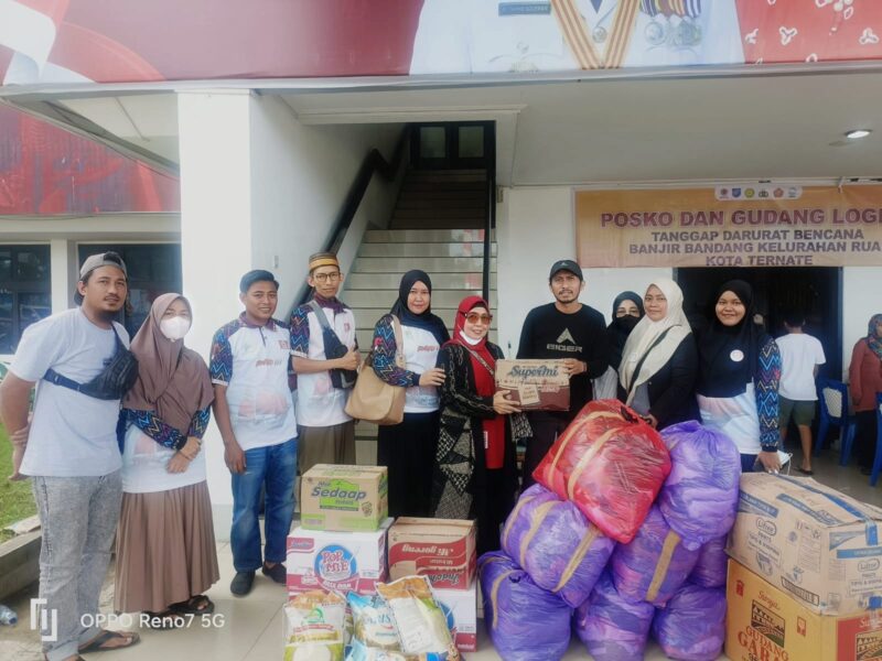 Pengurus BPD KKSS/IWSS Tidore Kepulauan saat menyerahkan bantuan kepada korban banjir di Kelurahan Rua Kota Ternate.