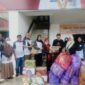 Pengurus BPD KKSS/IWSS Tidore Kepulauan saat menyerahkan bantuan kepada korban banjir di Kelurahan Rua Kota Ternate.