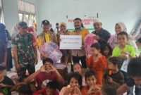 KAGAMA Maluku Utara saat menyerahkan bantuan kepada anak-anak korban bencana banjir bandang di Kelurahan Rua Kota Ternate. 