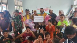 KAGAMA Maluku Utara saat menyerahkan bantuan kepada anak-anak korban bencana banjir bandang di Kelurahan Rua Kota Ternate. 