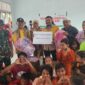 KAGAMA Maluku Utara saat menyerahkan bantuan kepada anak-anak korban bencana banjir bandang di Kelurahan Rua Kota Ternate. 
