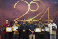 Kepala Kantor Harita Nickel Perwakilan Ternate, Dedi Hermansyah (kedua dari kanan), berfoto bersama usai menerima Bea Cukai Ternate Award 2024.