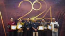 Kepala Kantor Harita Nickel Perwakilan Ternate, Dedi Hermansyah (kedua dari kanan), berfoto bersama usai menerima Bea Cukai Ternate Award 2024.