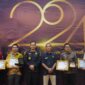 Kepala Kantor Harita Nickel Perwakilan Ternate, Dedi Hermansyah (kedua dari kanan), berfoto bersama usai menerima Bea Cukai Ternate Award 2024.