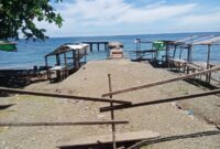 Warga Desa Fluk boikot  pelabuhan dan jalan. 