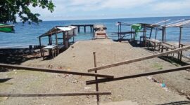 Warga Desa Fluk boikot  pelabuhan dan jalan. 
