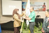 Asisten II Setda Malut, Sri Haryati Hatari menyerahkan bendera kontingen ke Kadispora Malut, Saifuddin Djuba. 