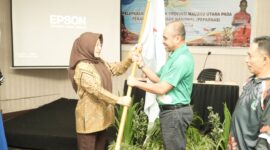 Asisten II Setda Malut, Sri Haryati Hatari menyerahkan bendera kontingen ke Kadispora Malut, Saifuddin Djuba. 