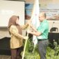 Asisten II Setda Malut, Sri Haryati Hatari menyerahkan bendera kontingen ke Kadispora Malut, Saifuddin Djuba. 