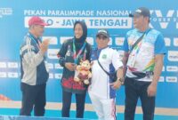 Hesti Lestari saat mendapatkan medali perak. 