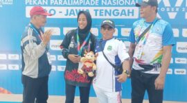 Hesti Lestari saat mendapatkan medali perak. 