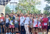 Kadispora Malut Saifuddin Djuba (tengah) foto bersama dengan para atlet  FUN RUN. 