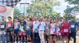 Kadispora Malut Saifuddin Djuba (tengah) foto bersama dengan para atlet  FUN RUN. 