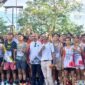 Kadispora Malut Saifuddin Djuba (tengah) foto bersama dengan para atlet  FUN RUN. 