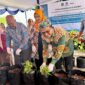 Pj Sekda dan Plt Kadikbud Malut saat melakukan pencanangan menanam kangkung. 