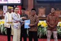 Penyerahan hibah aset oleh Ketua DPRD ke pimpinan Perguruan Tinggi