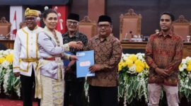 Penyerahan hibah aset oleh Ketua DPRD ke pimpinan Perguruan Tinggi