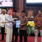 Penyerahan hibah aset oleh Ketua DPRD ke pimpinan Perguruan Tinggi