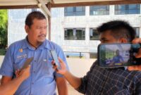 Kabid PHI Disnakertrans Malut, Nirwan M. Turuy saat diwawancara awak media. 