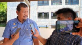Kabid PHI Disnakertrans Malut, Nirwan M. Turuy saat diwawancara awak media. 